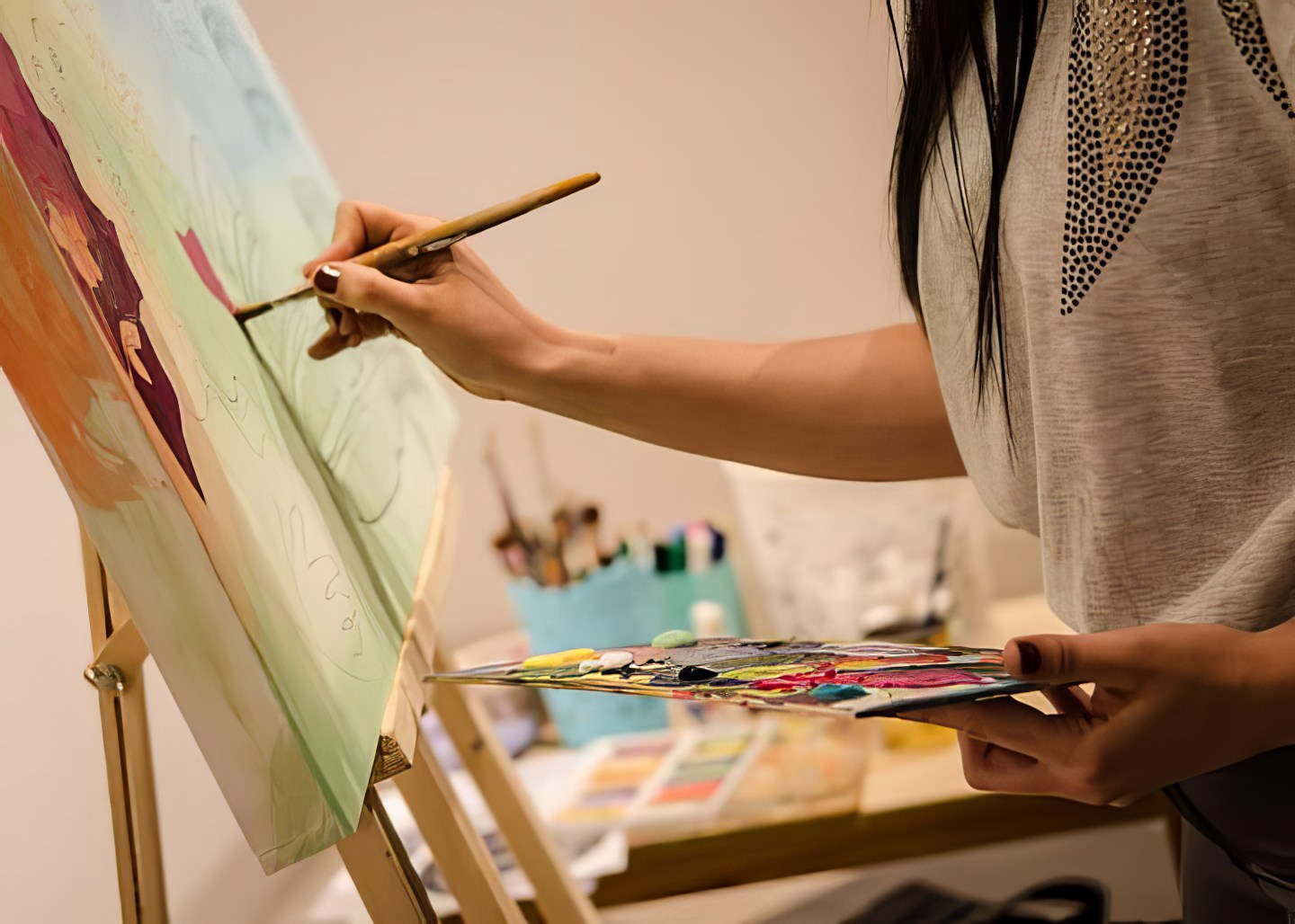 Evelin Puri pintando en su taller sobre bastidor